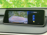 後方の映像と車両周辺の表示を画面上で確認でき、駐車時の周囲把握に役立ちます。目安となるラインも表示されるため、停車位置を考える際の参考として活用できます。