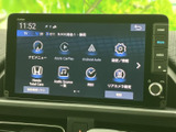 ナビやオーディオ、スマートフォン連携などのメニューを画面上で選べます。用途に合わせて機能へアクセスしやすく、毎日の移動を快適にサポートしてくれる装備です。