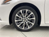 機敏さを引き立てる純正アルミ 215/55 R17 装着!