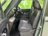 前席は柄入りの座面と落ち着いた色の組み合わせで、すっきりとした車内空間です。運転席まわりを見渡しやすく、助手席もゆったり座れるため、毎日の移動を心地よく支えてくれます。