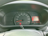 速度計や燃料残量などの情報が運転席前方にまとまり、走行中にも確認しやすい配置です。表示をひと目で把握しやすく、日々の運転時に必要な情報を確かめる際に役立ちます。