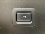 パワーリフトゲートは運転席とリフトゲート側、さらにアドバンストキーでも開閉が可能!開度は無段階にメモリー設定もできます。ゲート内側にタッチセンサーを配置し、手などを挟み込む危険を低減します。