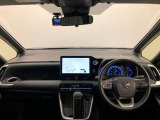 シンプルながら機能性あふれる運転席廻りです。視界性もよく、運転しやすいですよ。
