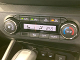 【オートエアコン】一度お好みの温度に設定すれば、車内の温度を検知し風量や温度を自動で調整。暑い&hellip;寒い&hellip;と何度もスイッチ操作をする必要はありません。快適な車内空間には必須の機能ですね♪