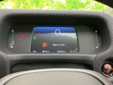 速度や燃料残量などの情報が中央の画面にまとまり、運転に必要な表示を確認しやすい構成です。警告灯なども視界に入りやすく、日々の運転時に車両情報を把握するのに便利です。