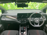 前席からはフロントガラス越しに視界が広がり、運転席と助手席の空間もすっきりしています。シートには赤いラインが入り、落ち着いた室内にほどよいアクセントを添えます。