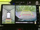 車両周辺を上から見た表示と後方映像を同時に確認でき、駐車時の周囲確認をサポート。ガイド線も表示されるため、車庫入れの際に目安として活用できます。