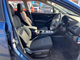 前の席を少し引いて撮ってみました。運転席の足元にはフロアマットが敷かれています。