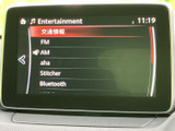 FMやAMに加え、Bluetoothなど複数の音源が一覧で表示され、聴きたいものを選びやすい画面です。普段使う音楽やラジオを切り替えながら、車内での時間を快適に過ごせます。