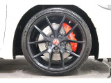 純正のアルミホイールが足元を飾ります!タイヤサイズは265/30ZR19になります。