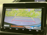 後方の映像にガイド線が表示され、駐車時に車両後方の様子を確認する目安になります。周囲を目視で確認しながら、バックでの駐車をサポートしてくれます。