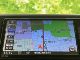 周辺の道路や施設名が地図上に表示され、現在地と目的地までの位置関係を確認できます。縮尺や案内表示も画面上で見やすく、初めて向かう場所への道順を把握したい場面に便利です。