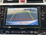 後方の様子を画面で確認でき、駐車時の周囲確認をサポートします。画面上のガイドラインも目安にできるため、車庫入れや狭い場所での駐車に役立ちます。