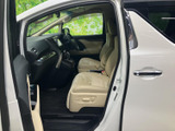 前席は明るい色調で、運転席から前方へ視線を向けやすい配置です。座面や背もたれにゆとりを感じられ、助手席側からも車内へアクセスしやすい空間。落ち着いて過ごせる室内となっています。