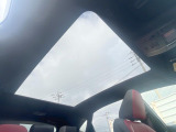 【パノラマルーフ】大型のガラスルーフ搭載で車内の解放感が一気にアップ!開放的なドライブをお楽しみいただけます。