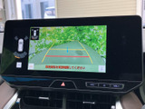 車両周辺の映像に加えてガイド線も表示され、駐車時の後方確認をサポートします。画面上で周囲の状況を把握しやすく、車庫入れや狭い場所での駐車に便利な装備です。