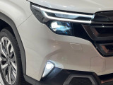 【LEDヘッドライト】悪天候や夜間走行時も良好な視界を確保し安心して運転できる高輝度LEDヘッドライトを装備!点灯速度が早く、消費電力も抑えられています。