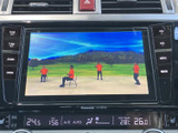 画面にテレビ映像を表示でき、停車中の待ち時間などに映像を視聴できます。ナビ画面と同じ位置に収まり、ボタン類も周囲にまとまっていて操作しやすい配置です。