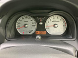 視認性の高いメーターパネル。速度、燃料、水温など、運転に必要な情報を一目で確認できます。シンプルでわかりやすいデザインです。