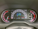 速度や燃料残量など、運転に必要な情報をひと目で確認しやすい配置です。中央の表示も見やすく、出発前や走行中に必要な情報を把握する際に役立ちます。