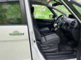 運転席まわりは視界が広く、前方や側方を確認しやすいレイアウトです。シートや足元にもゆとりがあり、毎日の通勤から長時間の移動まで、落ち着いて過ごせます。