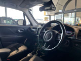 ステアリングを握ればJeepワールドが目の前に広がります。