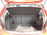 荷室は荷物を隠せるトノカバー付!充分な荷室の広さです!