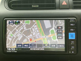 道路や周辺施設が色分けされた地図で、現在地や進行方向を画面上で確認できます。広域・詳細の切り替えもでき、目的地までの道順を把握したい日常のお出かけに便利です。