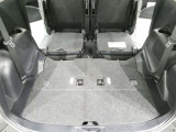 3列目シートは跳ね上げ式で折りたたみ可能です。キャンプ用品など大きな荷物もばっちり収納可能です!