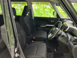 前席はゆとりを感じる空間で、運転席からの視界も広く確保されています。シートや足元は落ち着いた色調で、日常の移動も心地よく過ごせます。