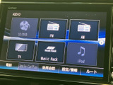 CDやラジオ、テレビ、音楽再生などの選択項目が画面に並び、使いたい音源を探しやすい構成です。電話や設定メニューも表示され、日常の操作をまとめて行えます。