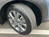 215/55R18サイズのタイヤになります。18インチの純正アルミホイールもスタイリッシュなデザインです。