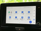 タッチ画面に複数のメニューが並び、表示内容を確認しながら選びやすい構成です。地図や音楽などの項目へアクセスでき、画面脇のアイコンも視認しやすく日常の移動を支えます。
