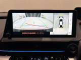 パノラミックビューモニター付きです。車両を上から見たような映像をディスプレイオーディオ画面に表示。運転席からの目視だけでは見にくい、車両周辺の状況をリアルタイムでしっかり確認できます。
