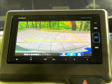 【バックカメラ】駐車時に後方がリアルタイム映像で確認できます。大型商業施設や立体駐車場での駐車時や、夜間のバック時に大活躍!運転スキルに関わらず、今や必須となった装備のひとつです!