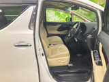 前席まわりは明るい色合いでまとめられ、運転席から前方を見渡しやすい開放的な印象です。シートにはゆったり座れる形状が採用され、乗り降りの際も足元を確認しやすい空間となっています。