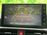 画面には後方の映像と進行方向の目安となるガイド線が表示され、駐車時の周囲確認をサポートします。画面上で位置関係を把握しやすく、車庫入れや切り返しの際にも活用できます。
