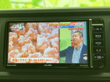 テレビ番組を画面で視聴できる装備です。停車中の待ち時間などに映像を楽しめ、画面上で番組の内容も確認できます。お出かけ先での休憩時間を過ごす際にも活用いただけます。