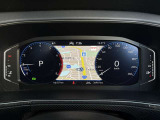 【Digital Cockpit Pro】基本の速度計とタコメーターの表示に加え、中央にドライビングデータやマップなどを少ない視線移動で視認できます。