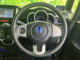 握りやすい形状で、運転席から自然に手を伸ばせる位置にあります。手元のスイッチも備わり、視線を大きく移さずに扱いやすい点が便利です。