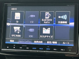 SDやUSB、Bluetoothなどのオーディオ項目が画面に並び、使いたい入力先を選びやすい構成です。音楽や交通情報など、用途に合わせた使い分けに便利です。