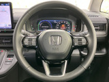 握りやすい形状で手元に収まり、運転姿勢を保ちながら進行方向を調整できます。左右のスポークにはスイッチ類がまとまり、視線を大きく外さずに手元の装備を確認しやすい設計です。