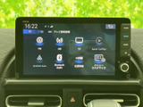 FM・AM・テレビのほか、スマートフォン連携やBluetoothなど、選べるメニューが画面に表示されています。目的に合わせて音楽や情報へアクセスしやすく、毎日の移動を快適にサポートします。