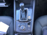 スカイアクティブ6AT、スムーズな発進とダイレクトなシフトフィールを実現しました。運転のしやすさが更に際立ちます。
