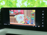 画面いっぱいに映像を表示でき、同乗者と移動中の時間を過ごす際にも活用できます。表示領域が広く、映像の内容を確認しやすいので、車内でのひとときを楽しめます。
