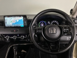 【ハンドル】運転にかかわる様々な操作を安全に行えるように視点移動が少なく操作性に配慮されたスイッチ類が凝縮されたコックピットです。