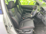 運転席と助手席は、身体を支える形状のシートに赤いステッチがアクセント。前方や左右の視界も確保され、運転する方にも助手席の方にも過ごしやすい空間です。