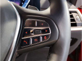 BMWのステアリングはドライバーと車体が一体感に感じれるような操作性を実現しております。また、握りやすさや操作性を向上するためにスイッチ類も配置されております。