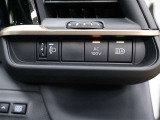 オートマチックハイビームとは、先行車や対向車のライトを認識し、ハイビームとロービームを自動で切り替える機能です。夜道の視界を確保します。詳細は販売店スタッフまでおたずねください。