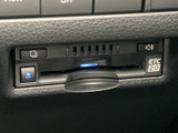 センター下部にETC車載器が収まり、カードの挿入部や音量ボタンなどを確認しやすい配置です。高速道路の料金所を利用する際にも、車内で手軽に活用いただけます。